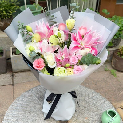 绥化9朵玫瑰混搭百合，爱恋纯真无邪