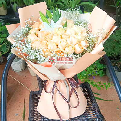 绥化33朵香槟玫瑰百合，心里永远是你